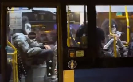 Kiss "pasea" en minibús tras festival de rock y canta versión de "La Macarena" en España