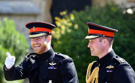 Príncipes Guillermo y Enrique se reúnen para inaugurar estatua de su madre Diana