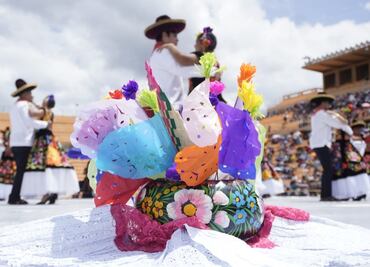 Revive la Guelaguetza Magisterial y Popular 2022 con alegría, colores, danza y protesta