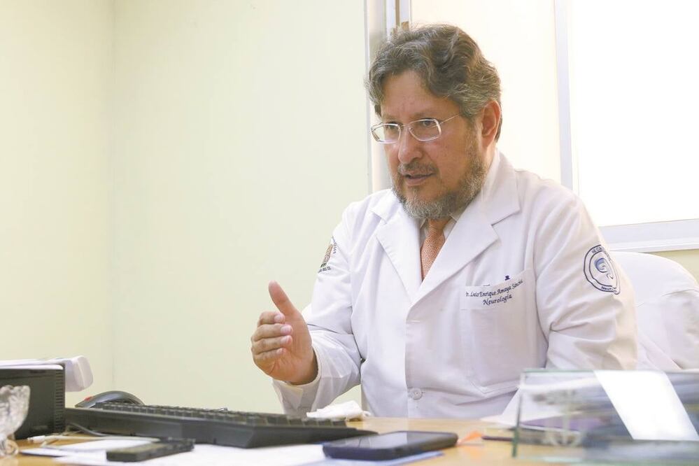Para Enrique Amaya, especialista en Neurología, la atención brindada a un paciente con infarto cerebral debe ser entre 30 o 40 minutos después de iniciado el evento vascular, con el objetivo de evitar secuelas. Fotos: CARLOS MEJÍA. EL UNIVERSAL