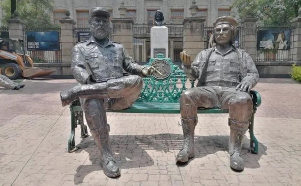 Estatuas de Ernesto "Che" Guevara y de Fidel Castro en la colonia Tabacalera. Foto: Especial