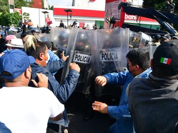 Policías se enfrentan con gaseros para retirar bloqueos en la CDMX