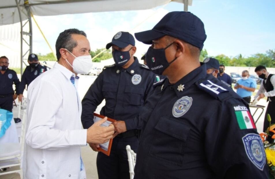 Carlos Joaquín condecora a 46 policías por acciones destacadas y años de servicio 