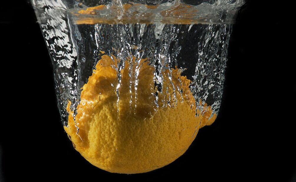 Beneficios del agua mineral con limón. Foto: Pexels