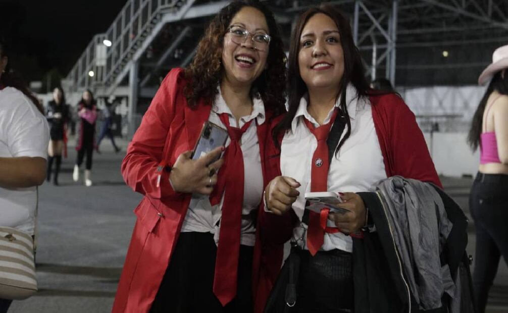 Los sacos de color rojo son el outfit obligado entre los asistentes. Foto: Gabriel Pano / EL UNIVERSAL