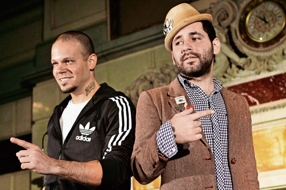 Con Calle 13, Visitante (der.) hace una pausa, mientras, trabaja en su álbum solista. (CORTESÍA EL UNIVERSAL)