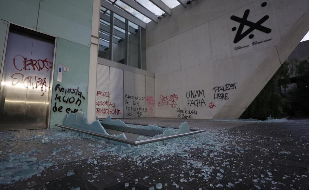 Durante la segunda marcha en contra de la gentrificación, el bloque negro pinto y rompió mobiliario del MUAC de la UNAM. Foto: Diego Simón Sánchez / El Universal.
