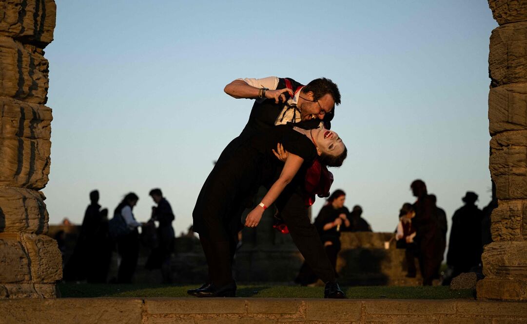 Personas vestidas de vampiro se reúnen en Whitby, una pequeña localidad de inglaterra. Foto: Oli Scarff/AFP