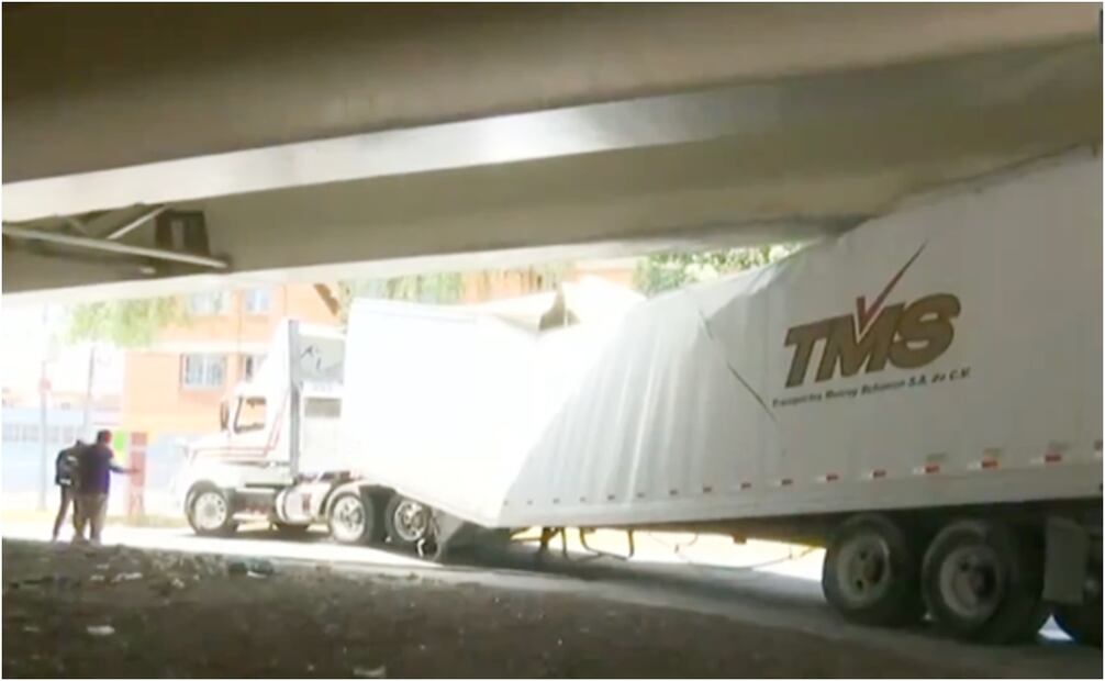 Táiler atorado en Churubusco. Foto: Especial