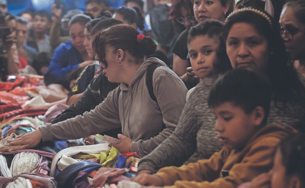 La cruz que se venera en Xochitepec es adornada con cintas de colores llamadas cendeles, y representan peticiones de los fieles. Fotos: de Fernanda Rojas. El Universal
