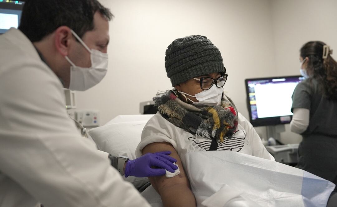 Towana Looney, receptora de un trasplante de riñón de cerdo, recibe un chequeo matutino con el Dr. Jeffrey Stern en NYU Langone Health en Nueva York. Foto: AP