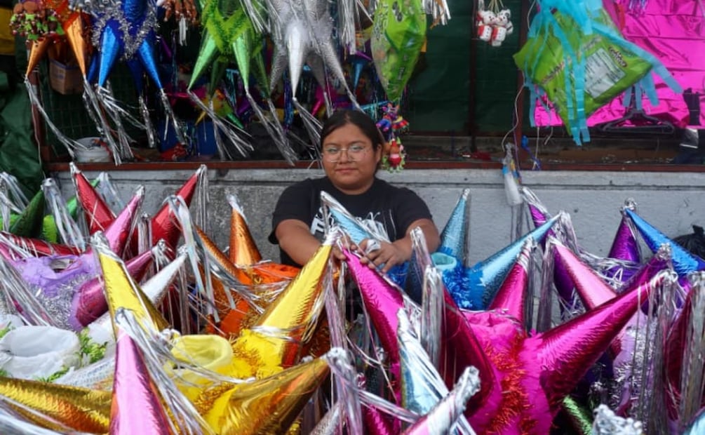 Venta de piñatas y productos para rellenarlas en el mercado de Jamaica. Foto: Luis Camacho | El Universal