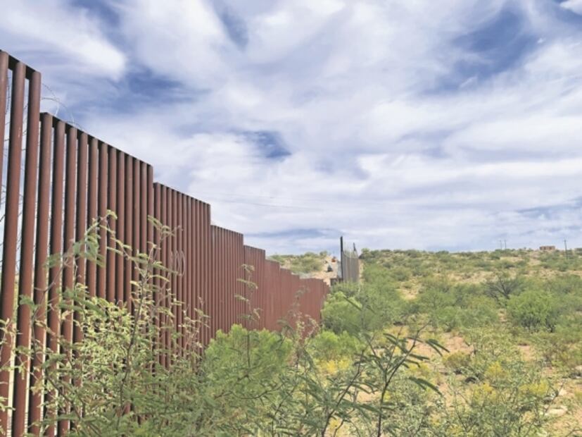 Narcos obligan a migrantes a ser “mulas”; cargan 30 kilos de droga en el desierto para ir a EU