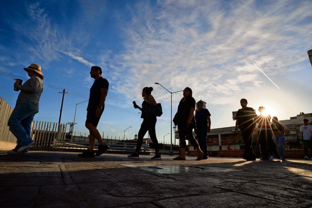 Personas hacen fila para cruzar la frontera a Calexico, California, desde Mexicali, Baja California. Foto: AP