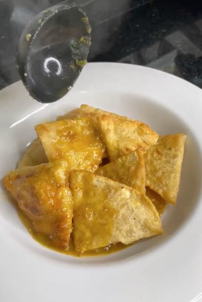 Chilaquiles rellenos de queso, receta del chef Emilio