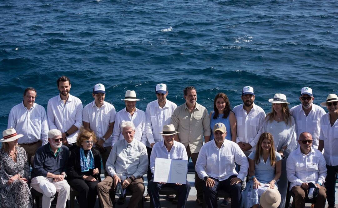 Ecuador inauguró este viernes una amplia reserva en torno a Galápagos, en una ceremonia en aguas del archipiélago. Foto: EFE