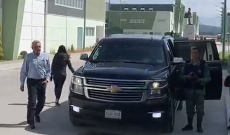 Genera polémica llegada de AMLO a bordo de camioneta en Puebla