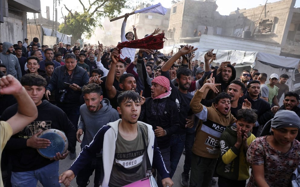 Palestinos participan en una protesta contra Hamas, para exigir el fin de la guerra con Israel, en Beit Lahia, al norte de la Franja de Gaza, el 26 de marzo de 2025. Foto: AFP
