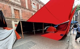 ...Instalan lonas y simulan que protestan en el Centro