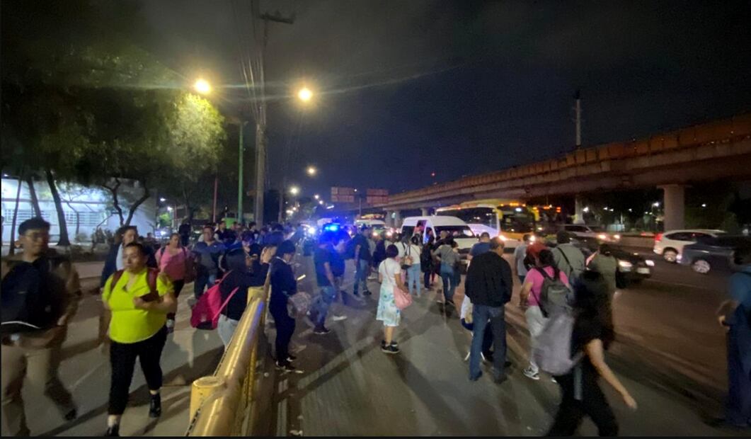 Usuarios del Metro padecieron, ayer 7 de mayo de 2025, por la suspensión de dos estaciones de la Línea B, que va de Buenavista a Ciudad Azteca. Foto: Valente Rosas/EL UNIVERSAL