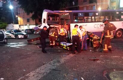 Tráiler se pasa alto y choca contra camión de transporte público en lateral de la Avenida Circuito Interior
