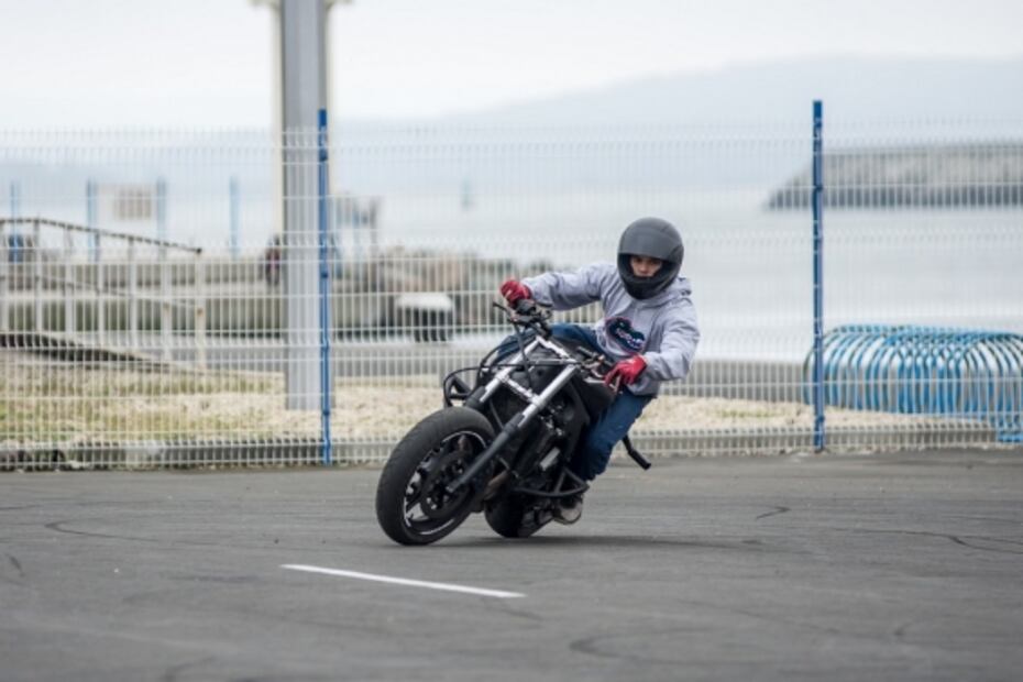 Manejar moto mejora salud y felicidad: estudio