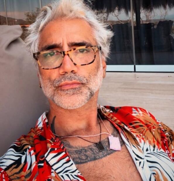 Así ha cambiado Alejandro Fernández: sin canas y mucha ceja, a cabellera larga y blanca