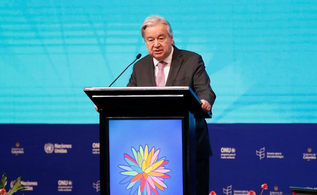 El secretario general de Naciones Unidas, António Guterres, pronuncia su discurso en el segmento de alto nivel de la Conferencia de la ONU sobre Biodiversidad Biológica (COP16) este martes, en Cali (Colombia). Guterres urgió este martes a "pasar de saquear a preservar" la biodiversidad y reclamó más compromiso a los países presentes en la COP16 que se celebra en Cali, ya que "la supervivencia del planeta, y la nuestra, depende de ello". Foto: EFE