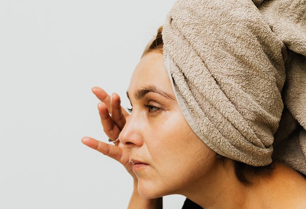 La leche de coco humecta la piel del rostro y el cuero cabelludo. Foto: Pexels