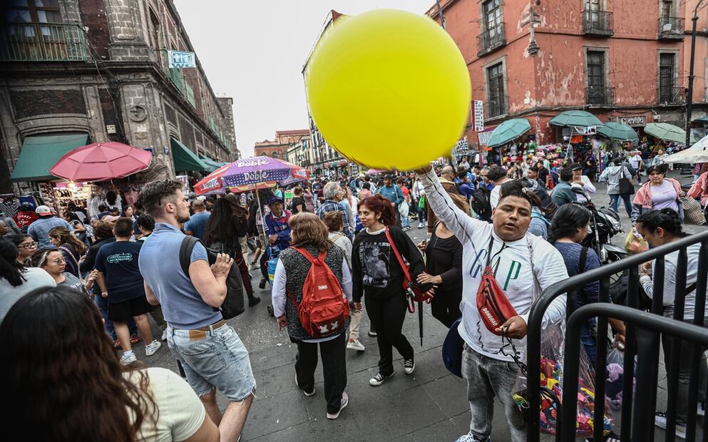 Ambulantes en la calle de Moneda en el Centro Histórico de la Ciudad de México, el 22 de febrero de 2025. Foto: Gabriel Pano/EL UNIVERSAL