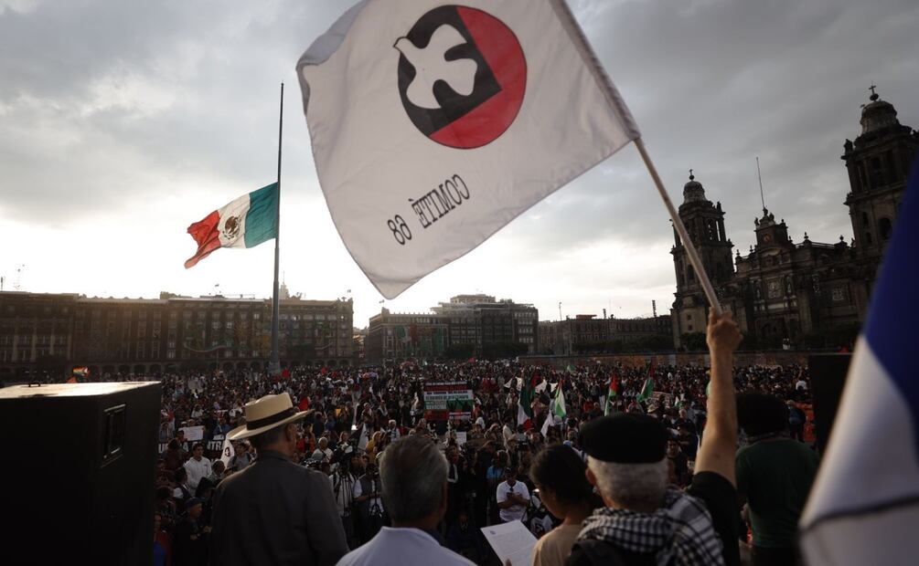 Bandera del Comité del 68 durante la marcha del 2 de octubre en la CDMX (2/10/2025) Foto: Diego Simón Sánchez / EL UNIVERSAL
