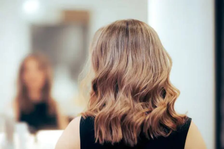 A partir de los 30 y 40 aparecen las canas, pero pueden camuflarse con mechas y balayage dorado. Foto: Unsplash