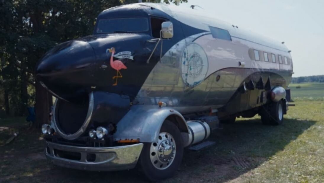 Conoce a Flamingo, el vehículo hecho con las partes de un avión abandonado