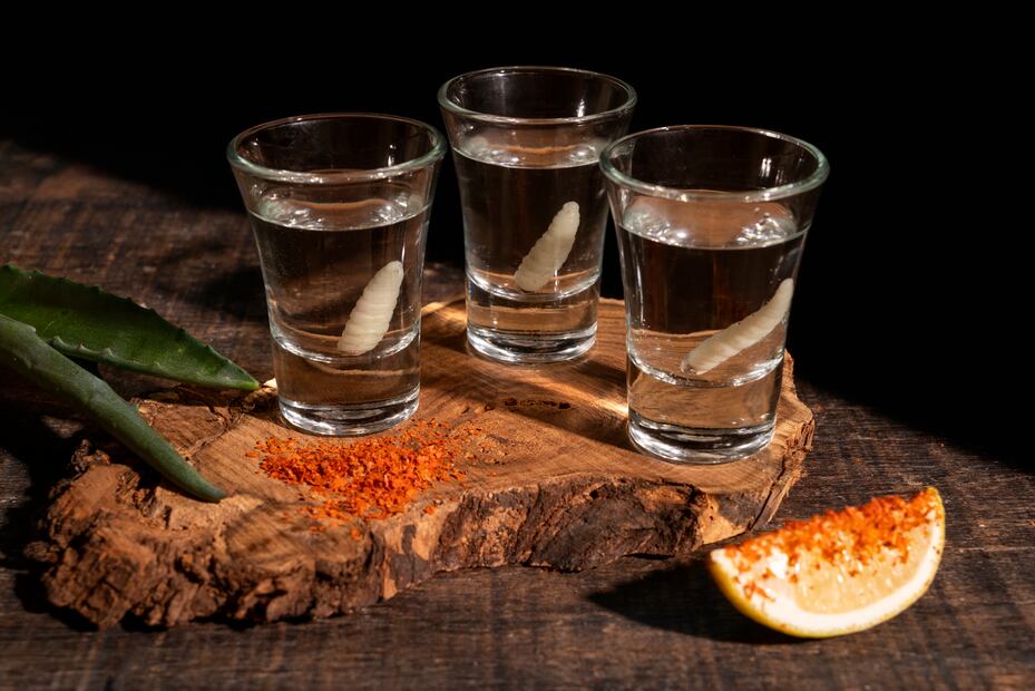 Mezcales de Guerrero, Puebla y Oaxaca estarán presentes en el Festival del Pulque y el Mezcal con magueyes únicos. Foto: Freepik