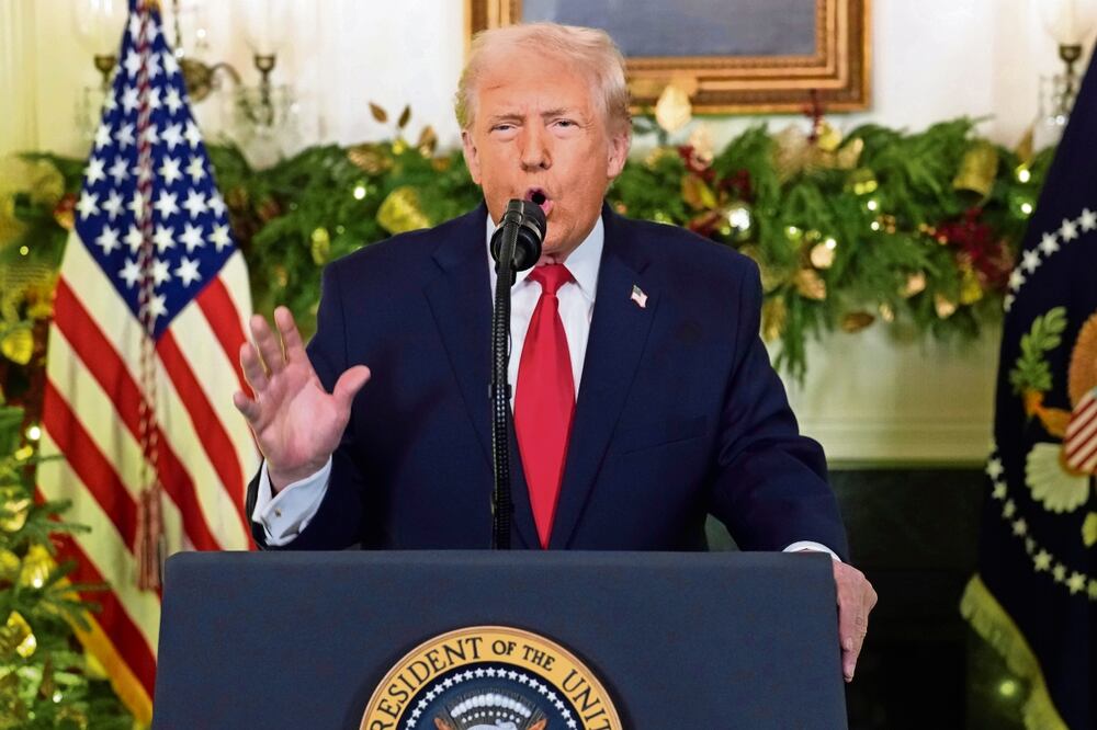 El presidente Donald Trump, ayer al pronunciar un discurso a la nación desde la Sala de Recepciones Diplomáticas de la Casa Blanca, en Washington. Foto: de Doug Mills. AP