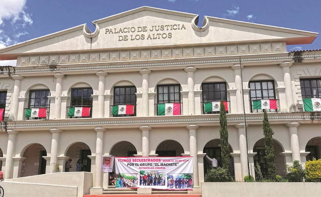 Familiares de 27 personas plagiadas por El Machete se manifestaron en el Palacio de Justicia para exigir su liberación. Foto: Jacob García/ EL UNIVERSAL.