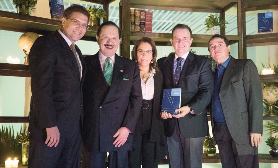 El senador Armando Ríos Piter, el Presidente Ejecutivo y del Consejo de Administración de EL UNIVERSAL, Licenciado Juan Francisco Ealy Ortiz; la comunicadora Fernanda Familiar, el autor Ulrich Richter, y el magistrado Horacio Hernández. (CRISTOPHER ROGEL)