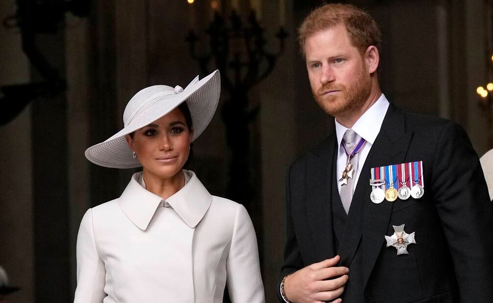 El príncipe Harry y Meghan Markle, duque y duquesa de Sussex se van después de un servicio de acción de gracias por el reinado de la reina Isabel II en la Catedral de San Pablo en Londres, el viernes 3 de junio de 2022.  Foto: Matt Dunham/AP