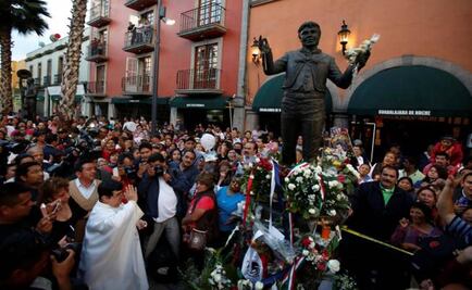 Mariachi musicians honor late singer Juan Gabriel in Mexico City