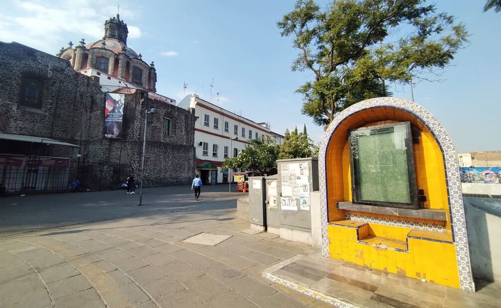 El nicho para la Virgen del Metro se ubica en la salida más cercana a la Iglesia de San Hipólito, afuera de la estación Hidalgo. Foto: Montserrat Callejas/EL UNIVERSAL.