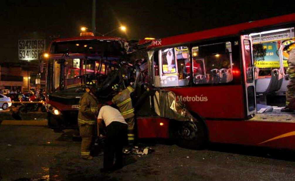 Dos unidades del Metrobús se impactaron en el cruce de las avenidas Cuitláhuac y Vallejo con un saldo de más de 20 lesionados. Foto: Ivan Stephens/ Archivo EL UNIVERSAL.