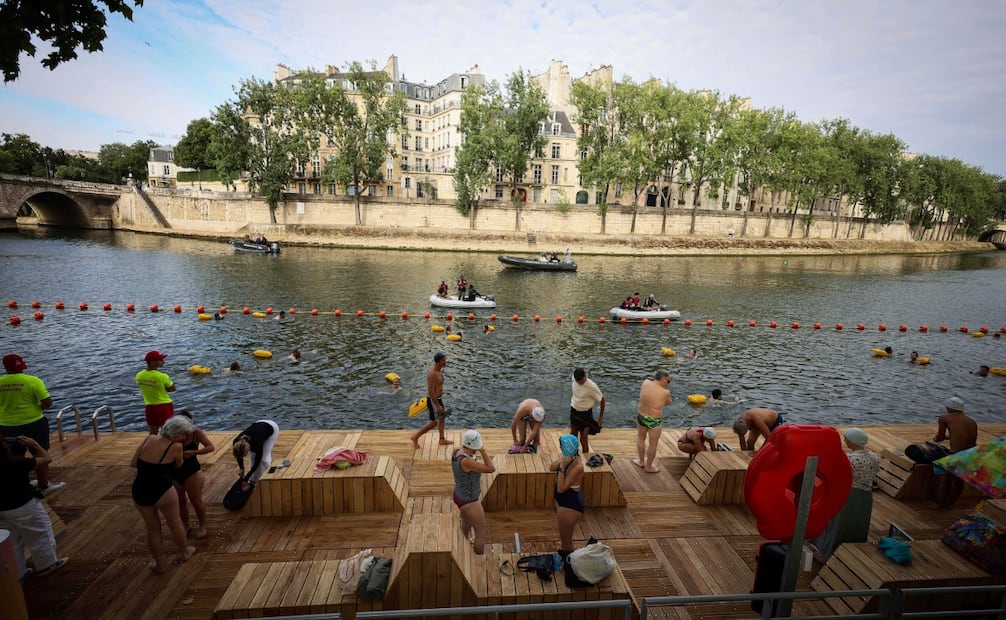 Personas nadan en la zona de baño segura de Bras Marie, en el río Sena, en París, Francia, el sábado 5 de julio de 2025, durante la inauguración de las tres piscinas del Sena, como parte del evento "Paris Plages". Foto: AP