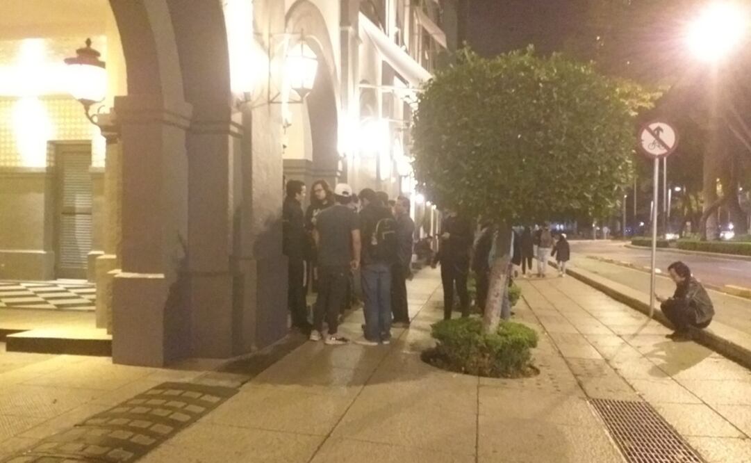 Tras su show, Hugh Jackman llegó al lugar donde se hospeda en una camioneta escoltada; ya no salió a atender a sus fans. Foto: Elizabeth Escobar