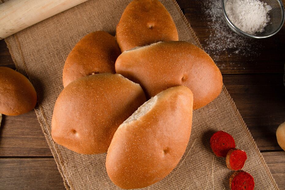 Este pan artesanal destaca por su suavidad y miga ligera, ideal para preparar pambazos frescos. Foto: Página web oficial de panadería Lecaroz