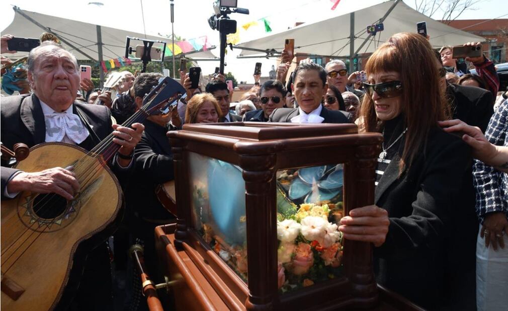 Homenaje a Paquita la del Barrio desde la funeraria, a Garibaldi, pasando por el Mercado Martínez de la Torre hasta Casa Paquita. Foto: Yaretzy M. Osnaya / EL UNIVERSAL