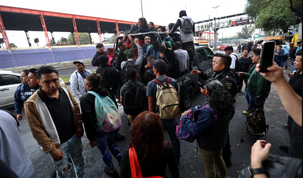 Miles de usuarios tratan de trasladarse sobre calzada Ignacio Zaragoza con apoyo de unidades de la SSC debido a la suspensión de la Línea A del Metro a causa de las inundaciones registradas tras las intensas lluvias de ayer en la CDMX, el 3 de junio de 2025. Foto: Francisco Rodríguez/EL UNIVERSAL