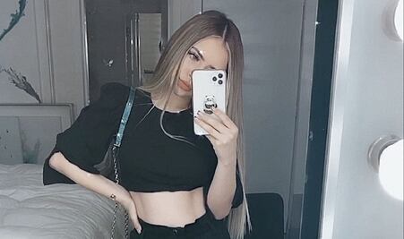 Hermana de Nodal combina playera con minifalda sin perder lo sexy