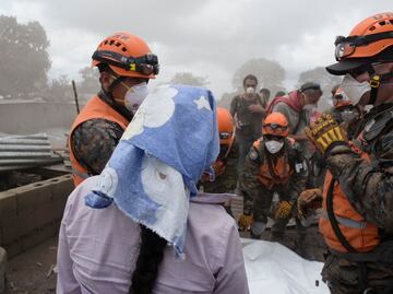 Reanudan búsqueda de víctimas en Guatemala; volcán de Fuego continúa activo