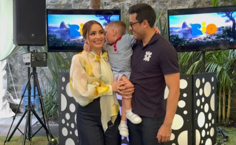 Cynthia Rodríguez y Carlos Rivera celebran los dos años con su hijo León. La conductora compartió un video donde aparecen así, en familia.