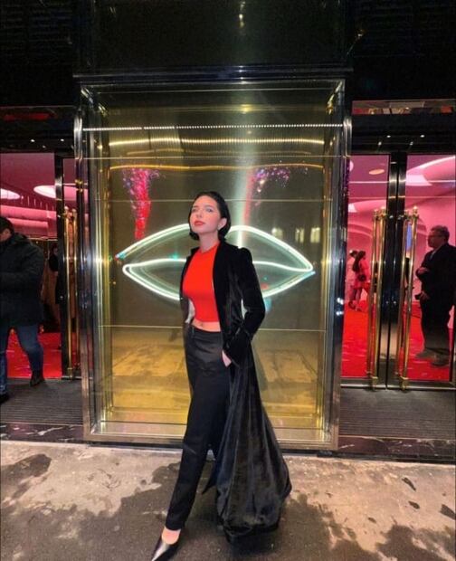 Ángela Aguilar luce el crop top rojo que debes tener en primavera